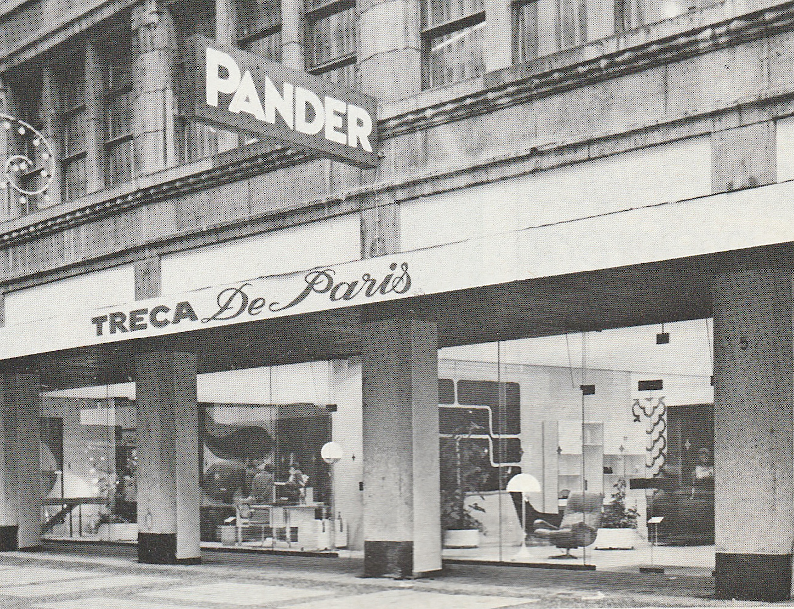 Historic bedding store in Paris, 1955 – showcasing timeless French craftsmanship and luxury sleep culture.