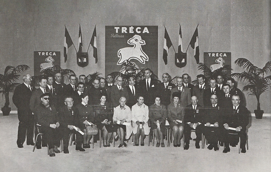 Historic group photo of Treca Paris employees and leaders, celebrating excellence in French mattress craftsmanship.