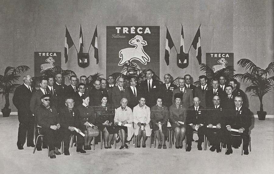 Historic group photo of Treca Paris employees and leaders, celebrating excellence in French mattress craftsmanship.