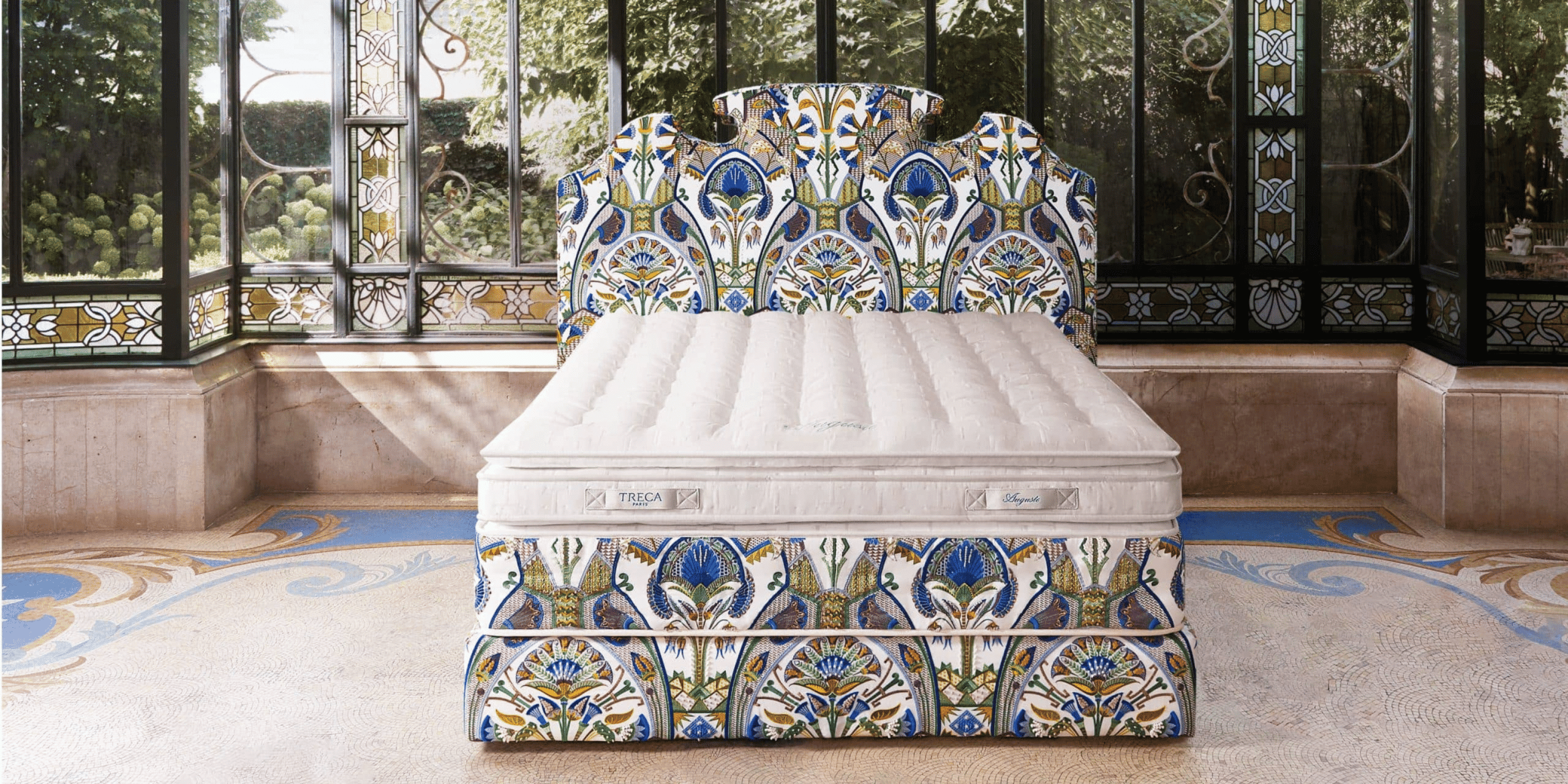 Lit Auguste de Tréca Paris, lit de luxe personnalisé avec tête de lit en tissu et pieds en bois massif